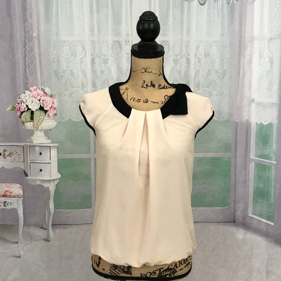 Dorothy Perkins Tops - 🎀 Bow Neckline Detail Blouse 🎀